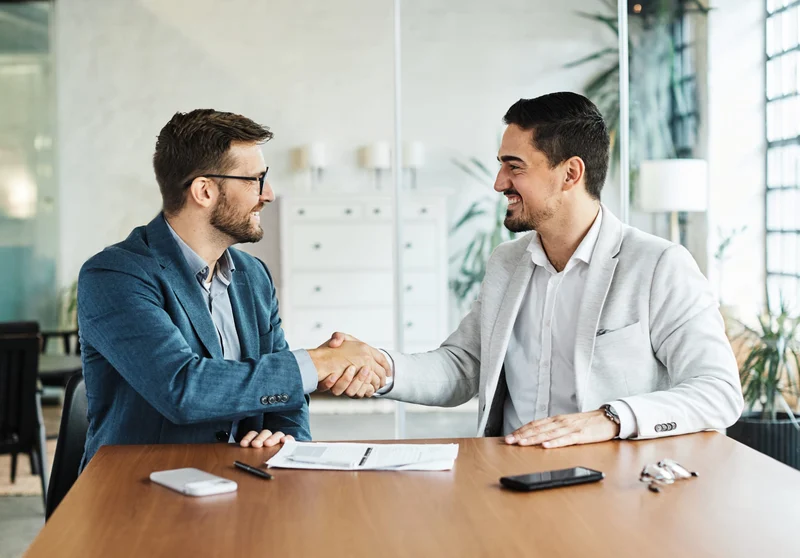 Profissionais em reunião de negócios B2B