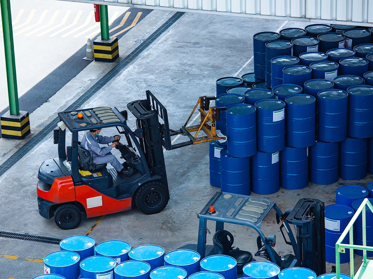 Case industrial com operação logística e barris